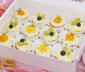 Bánh cupcake sinh nhật trang trí bằng hoa quả tươi